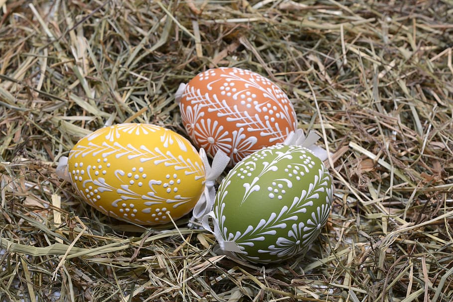 drei, Gelb, Grün, Eier, Ostereier, Ei, gemalt, Ostern, Frohe Ostern, bunte Eier, gefärbte Eier, gekochte Eier, Farbe, Dekoration, bunt, farbig, gefärbte Ostereier, Oval, Osterei malen, schließen, Heu, Deko, Osterdekoration, Osterdekorationen, Brauch, Ostergrüße, Osterfeier, Osterei, Kulturen, Gras, Essen und Trinken, Feier, Lebensmittel, Studioaufnahme, keine Leute, Urlaub, Nahansicht, Pflanze, High Angle View, tierisches Ei, Verletzlichkeit, Natur, Zerbrechlichkeit, Feld, Land, Muster, 5K