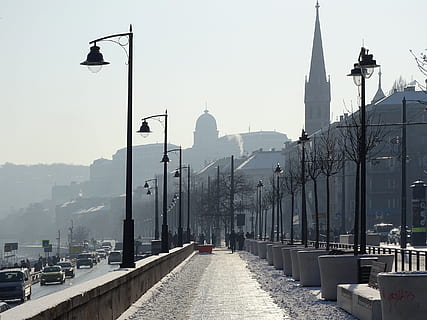 Beton, Weg, Laternenpfähle, Budapest, Ungarn, buda, Hintergrundbeleuchtung, die Donau, Schloss, Winter, Palast, Strassenlicht, Stadt, Stadt leben, Transport, Tag, draußen, Gebäudehülle, gebaute Struktur, die Architektur, Himmel, Straße, Anbetungsstätte, Religion, Natur, Glauben, der Weg nach vorn, Richtung, Gebäude, Spiritualität, Lichtanlage, Reiseziele, Reise, abnehmende Perspektive, 1080P, CC0, gemeinfrei, lizenzfrei