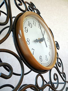 reloj, hora, tiempo de, puntero, relojes, tiempo que indica, minutos, dígitos, la cara del reloj, anticuado, antiguo, estilo retro, número, adentro, nadie, de cerca, comunicación, naturaleza muerta, foto de estudio, Fondo blanco, tecnología, metal, exactitud, vista de alto ángulo, diseño, forma, texto, competencia, minutero, hierro forjado, 2K, CC0, dominio público, libre de derechos