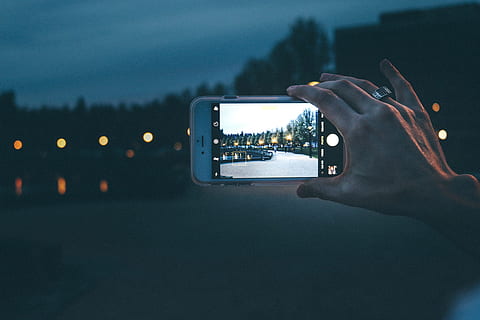 žena fotograf, přijímání, fotografie, iphone fotoaparát, noc, žena, fotograf, iphone, Fotoaparát, v noci, technologie, telefon, auto, lidé, svítí, nikdo, strom, fotografická témata, obrazovka, focení, chytrý telefon, bezdrátové technologie, sdělení, aktivita, přenosné informační zařízení, lidské ruky, hospodářství, ruka, spojení, Příroda, část lidského těla, jedna osoba, mobilní telefon, obrazovky přístroje, skutečných lidí, detail, venku, 4K