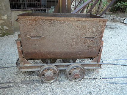 lore, minedrift, gammel, rusted, mine, historisk, tør, transportere, fjernelse, mineraler, hjul, syntes, metal, transportmidler, dag, forladt, rusten, ingen mennesker, transportform, forældet, kørt ned, beskadiget, nedgang, udendørs, forringelse, land køretøj, industri, maskineri, udstyr, høj vinkel visning, beton, 4K, CC0, offentligt domæne, royaltyfrie