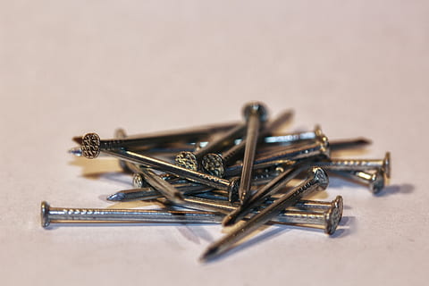 negle, tæt, søm, makro, jern, metal, stor gruppe af objekter, studio skud, ingen mennesker, stål, industri, indendørs, tæt på, stilleben, farvet baggrund, gruppe af objekter, Papirklip, valg, variation, kopiere plads, bord, Kontorforsyning, overflod, klip, udstyr, selektiv fokusering, 5K, CC0, offentligt domæne, royaltyfrie