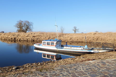 BAC, navă, peisaj, râu, vechi, istoricește, Prettin, apă, mijloc de transport, transport, navă nautică, natură, amarate, zi, copac, cer, reflecţie, cer senin, nici o persoana, plantă, liniște, în aer liber, albastru, lac, scenice - natura, barcă cu vâsle, barca de pescuit, 2K, CC0, domeniu public, fără drepturi de autor