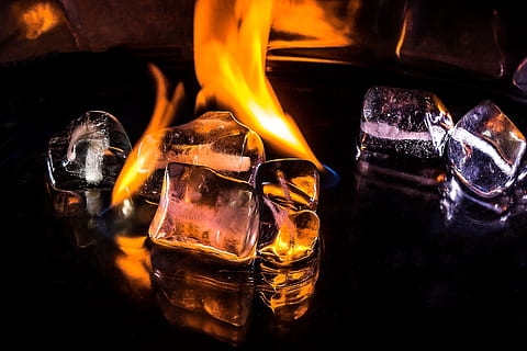 brændende is, isterninger, ild, flamme, hed, iskold, smelte, gløder, gul, varme, glødende, Heiss, kold, mørk, spejling, brænding, brand - naturligt fænomen, varme - temperatur, orange farve, tæt på, ingen mennesker, indendørs, træ - materiale, natur, bevægelse, log, mad og drikke, stilleben, lang eksponering, Brænde, glas - materiale, træ, 5K, CC0, offentligt domæne, royaltyfrie