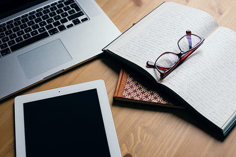 dispositivi e diario, dispositivi, diario, stile di vita, oggetti, computer, il computer portatile, scrivania, attività commerciale, tavolo, ufficio, legno - materiale, tecnologia, documento, libro, attrezzatura, nessuno, tastiera del computer, bloc notes, vuoto, tecnologia wireless, comunicazione, in casa, occhiali, connessione, bicchieri, mobilia, attrezzatura informatica, carta, dispositivo di informazione portatile, penna, tastiera, comunicazioni globali, 4K, CC0, dominio pubblico, privo di copyright