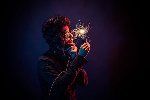 Mann, schwarz, Jacke, halten, Funke, Mann hält Wunderkerze, Person, Feuer halten, Feuerknacker, Männer, Nacht-, Menschen, Lichtanlage, dunkel, Erwachsene, beleuchtet, kaukasischer Abstammung, Rauch - physische Struktur, Nur ein Mann, nur für Erwachsene, eine Person, Kunst, Kultur und Unterhaltung, Feuerwerk, glühend, Wunderkerze, Feier, Bewegung, Funken, Studioaufnahme, Veranstaltung, Taille hoch, Feuerwerk - künstliches Objekt, Stehen, Verbrennung, schwarzer Hintergrund, 2K, CC0, gemeinfrei, lizenzfrei