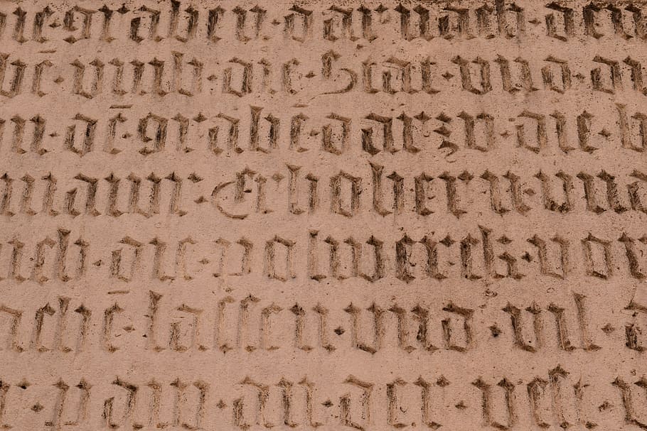 fons, Font, alemany vell, antiga escriptura alemanya, gravat, pedra, cisellat, antiguitat, històricament, marró, tancar, imatge de tipus de lletra, text, marc complet, comunicació, guió occidental, cap gent, patró, art i artesania, artesania, primer pla, sorra, guió, lletra majúscula, textura, script no occidental, escriure, creativitat, terra, naturalesa, missatge, 5K