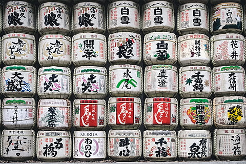 assortito, bianca, vaso, testi, lotto bottiglia assortito, kanji, copione, di fila, grande gruppo di oggetti, nessuno, ripetizione, fotogramma intero, abbondanza, ordine, preparativi, cilindro, sfondi, barile, pila, fianco a fianco, sceneggiatura non occidentale, botte di vino, cibo e bevande, testo, bere, contenitore, saldi, 4K, CC0, dominio pubblico, privo di copyright