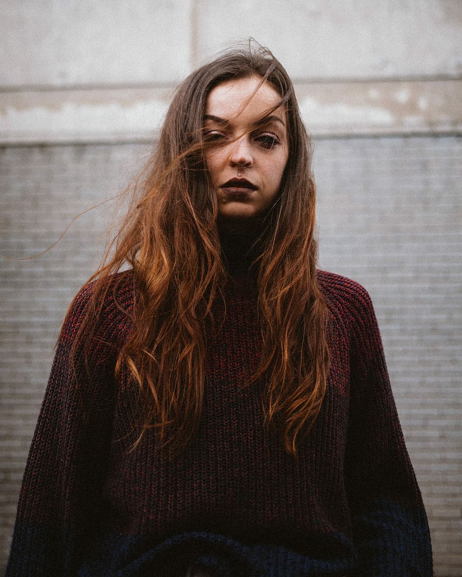 donna, rosso, velluto a coste, a maniche lunghe, superiore, indossare, viola, maglione, persona, in piedi, fotocamera di fronte, penetrante, urbano, femmina, ventoso, ragazza, buio, granuloso, umore, capelli lunghi, signora, brunetta, intenso, covare sotto la cenere, modello, una persona, acconciatura, giovane adulto, vista frontale, capelli, persone reali, stili di vita, giovani donne, attività di svago, ritratto, capelli castani, guardando la fotocamera, abbigliamento casual, adulto, dalla vita in su, bella donna, contemplazione, adolescente, Capello umano, 4K