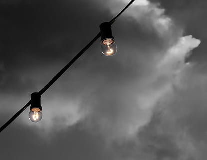 fotografi grayscale, dua, bola lampu, berbalik, hitam, lampu senar, cahaya, bohlam, string light, malam, gelap, diterangi, peralatan penerangan, tampilan sudut rendah, listrik, langit, lampu jalan, tidak ada orang, bolam, kabel, awan - langit, alam, bersinar, jalan, lampu listrik, di luar rumah, gantung, fenomena cahaya - alami, bahan bakar dan pembangkit listrik, peralatan listrik, Sumber Daya listrik, 2K, CC0, domain publik, bebas royalti