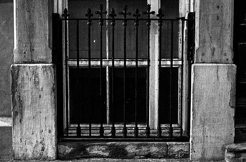 finestra, bars, edifici, arquitectura, seguretat, exterior, ferro, paret, blanc i negre, vell, brut, abandonat, cap gent, exterior de l'edifici, presó, arquitectura i edificis, centrar-se en primer pla, estructura construïda, primer pla, dia, material de fusta, protecció, entrada, casa, tancat, porta, a l'aire lliure, barra de seguretat, metall, resistent, marc de finestra, 4K, CC0, domini públic, lliure de regalies