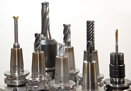 trapano, fresatura, fresatrice, perforazione, strumento, metallo, lavorazione dei metalli, industria, cnc, turno, macchina, macchina cnc, produzione, tornio, zerspahnen, costruzione di metallo, testa di perforazione, Ingenieurwesen, arrotondamento, meccanica, tecnologia, Zerspanung, nessuno, sfondo bianco, girato in studio, in casa, avvicinamento, scelta, grande gruppo di oggetti, variazione, cibo e bevande, natura morta, contenitore, gruppo di oggetti, ritagliare, color argento, gruppo, brillante, acciaio, grigio, lega, 5K, CC0, dominio pubblico, privo di copyright
