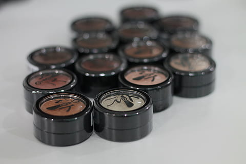 trucco, ombre, bellezza, compatto, girato in studio, in casa, nessuno, avvicinamento, grande gruppo di oggetti, vista dall'alto, natura morta, sfondo bianco, di fila, pila, messa a fuoco selettiva, sfondo grigio, metallo, concentrarsi sulle conoscenze acquisite, grigio, tecnologia, gruppo di oggetti, variazione, preparativi, 4K, CC0, dominio pubblico, privo di copyright