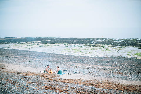 man, kvinna, Sammanträde, tre, person, sand, dagtid, Strand, vågor, hav, tång, människor, kille, flicka, vuxen, dag, endast vuxna, utomhus, två personer, tittar på kameran, män, himmel, vatten, natur, landa, kopiera utrymme, samhörighet, hanar, avslappning, klar himmel, bindning, mogen vuxen, kvinnor, par - relation, mogna män, enkelt boende, 1080P, CC0, offentligt domän, royaltyfria