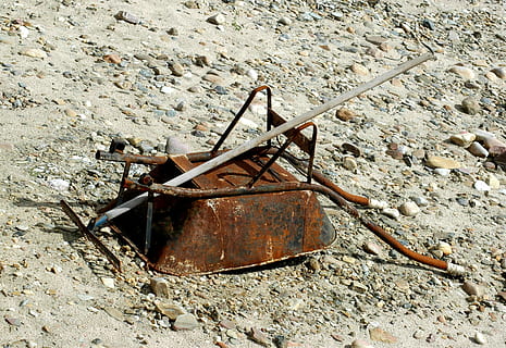 lavoro, ruota, rastrello, nessuno, giorno, all'aperto, spiaggia, mare, natura, abbandonato, danneggiato, arrugginito, metallo, vecchio, obsoleto, terra, declino, corri giù, deterioramento, luce del sole, vista dall'alto, natura morta, rotto, intemperie, rovinato, 2K, CC0, dominio pubblico, privo di copyright