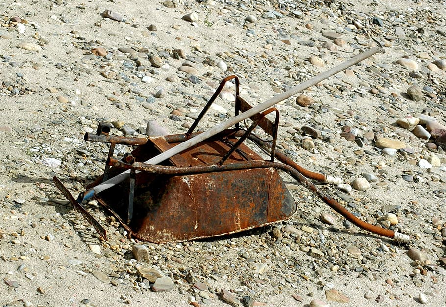 treballar, roda, rasclet, cap gent, dia, a l'aire lliure, platja, mar, naturalesa, abandonat, espatllat, rovellat, metall, vell, obsoleta, terra, declivi, aixafar, deteriorament, llum solar, vista d’angle alt, natura morta, trencat, resistent, arruïnat, 2K