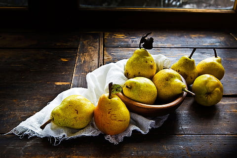 fotografia, frutti di pera, ciotola, pere, tavolo, legna, finestra, luce, natura morta, autunno, frutta, raccogliere, mangiare sano, cibo, cibo e bevande, benessere, freschezza, in casa, Pera, legno - materiale, nessuno, vista dall'alto, gruppo di oggetti, agrumi, avvicinamento, lunghezza intera, giorno, contenitore, maturo, 1080P, CC0, dominio pubblico, privo di copyright