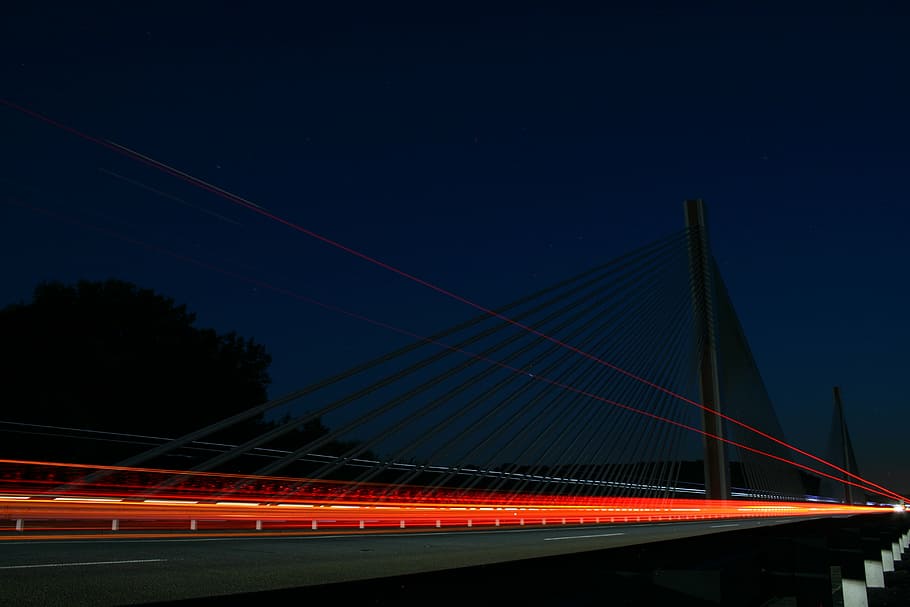 nit, llums, llum, fosc, arquitectura, tarda, il·luminació, colors, blau, cotxes, pont, cel, estiu, podebrady, República Txeca, connexió, transport, moviment, cap gent, pont - estructura feta per l'home, velocitat, trànsit, estructura construïda, Pont en suspensió, carretera, naturalesa, sender lleuger, moviment borrós, il·luminat, exposició llarga, 4K