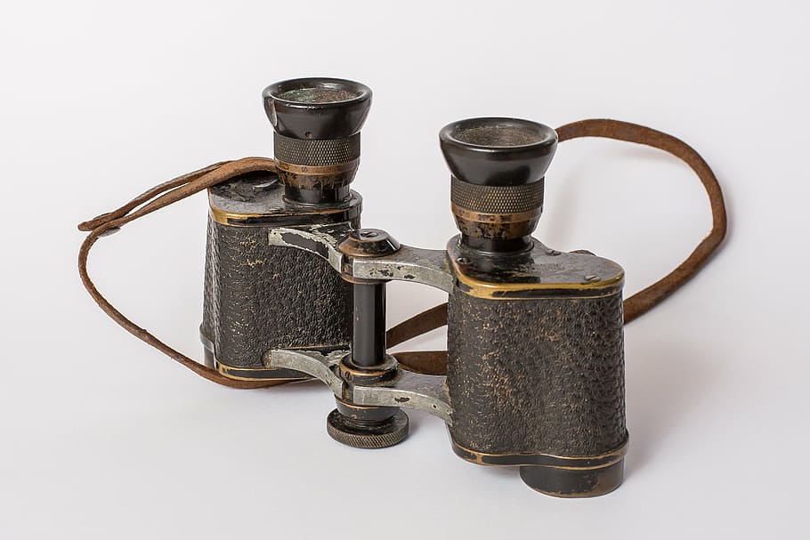 binocolo, vecchio, lontano, nostalgia, visione, girato in studio, sfondo bianco, in casa, metallo, ritagliare, nessuno, antico, maniglia, Marrone, pelle, vista dall'alto, in stile retrò, avvicinamento, storia, natura morta, gruppo di oggetti, 4K