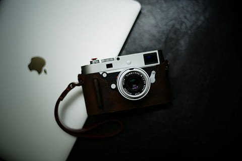 piatto, posare, fotografia, telecamera, macbook, nero, grigio, macchina fotografica del ponte, macbook d'argento, lente, computer, il computer portatile, Mela, tecnologia, in casa, temi fotografici, in stile retrò, macchina fotografica - attrezzatura fotografica, nessuno, avvicinamento, singolo oggetto, obiettivo - strumento ottico, attrezzatura fotografica, messa a fuoco selettiva, natura morta, antico, Camera digitale, vignetta, Fotografare, tavolo, girato in studio, 5K, CC0, dominio pubblico, privo di copyright