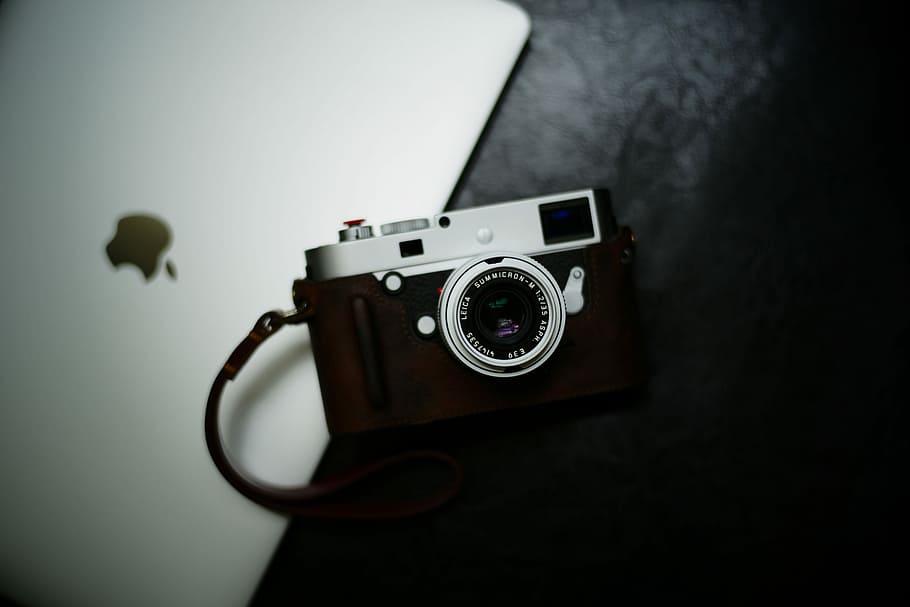 piatto, posare, fotografia, telecamera, macbook, nero, grigio, macchina fotografica del ponte, macbook d'argento, lente, computer, il computer portatile, Mela, tecnologia, in casa, temi fotografici, in stile retrò, macchina fotografica - attrezzatura fotografica, nessuno, avvicinamento, singolo oggetto, obiettivo - strumento ottico, attrezzatura fotografica, messa a fuoco selettiva, natura morta, antico, Camera digitale, vignetta, Fotografare, tavolo, girato in studio, 5K