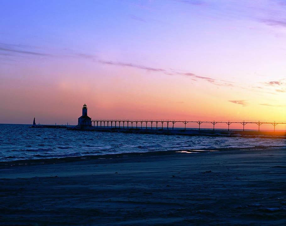 silueta, far, daurat, hores, torre, edifici, Costa, cel, mar, arquitectura, marí, EUA, Estats Units, Far del moll de l'est, cleveland, ohio, carol m highsmith, llac erie, erie, llum de la nit, sol de tarda, posta de sol, moll, web, abendstimmung, romanç, resplendor, cel vermell, platja, naturalesa, aigua, línia de costa, bellesa a la natura, escenics - natura, transport, estructura construïda, color taronja, vaixell nàutic, tranquil·litat, a l'aire lliure, núvol - cel, onada, destinacions de viatge, escena tranquil·la, horitzó sobre l’aigua, porpra, 4K