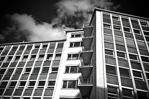 arquitectura, rascacielos, fachada, edificio, düsseldorf, ciudad, arquitectura moderna, centro de la ciudad, moderno edificio de gran altura, ventana, fachada de la casa, edificio de oficinas, urbano, alto, céntrico, horizonte, balcones, Tiro de ángulo bajo, blanco negro, en blanco y negro, exterior del edificio, estructura construida, vista de ángulo bajo, nadie, al aire libre, día, cielo, nube - cielo, Distrito residencial, naturaleza, humo - estructura fisica, material de vidrio, modelo, edificio de oficinas exterior, moderno, oficina, apartamento, 4K, CC0, dominio público, libre de derechos