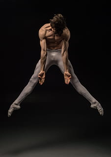 mand udfører ballet, mennesker, mand, dans, danser, sort og hvid, kunst, ydeevne, sort baggrund, studio skud, en person, sport, atlet, sund livsstil, indendørs, styrke, ung voksen, bar overkrop, muskuløs bygge, fuld længde, udøver, voksen, dygtighed, sportstøj, fleksibilitet, koncentration, menneskelige arm, 4K, CC0, offentligt domæne, royaltyfrie