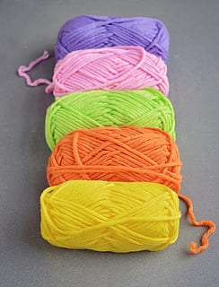 wolle, Strickwolle, Farbe, weich, Katzenwiege, bunt, Stricken, schließen, Kunst und Handwerk, mehrfarbig, Textil-, Kunst, Kreativität, grau, Wollknäuel, drinnen, Stillleben, Nahansicht, Material, keine Leute, grauer Hintergrund, Faden, grüne Farbe, Studioaufnahme, Variation, Wahl, Weichheit, lila, 1080P, CC0, gemeinfrei, lizenzfrei