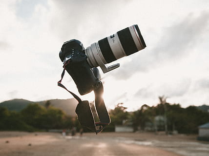 suprarealism fotografie, alb, negru, camera dslr, de aur, ora, canon, în aer liber, oameni, o persoana, cer, cască, doar un singur om, doar barbati, lungime totală, să se concentreze asupra primelor elemente, la mijlocul-aer, natură, bărbați, nor - cer, oameni adevărați, vedere laterală, zi, tehnologie, mişcare, Activitatea de agrement, Securitate, stiluri de viață, jumping, pantaloni scurti, 5K, CC0, domeniu public, fără drepturi de autor