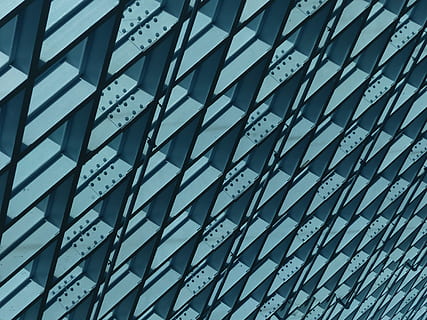 mur peint sarcelle, surface du motif triangulaire, monde, métal, modèle, architecture, structure, bleu, arrière-plans, abstrait, plein cadre, moderne, façade, affaire d'entreprise, faible angle de vue, structure construite, personne, extérieur du bâtiment, journée, bâtiment, verre - matériel, extérieur d'immeuble de bureaux, en plein air, répétition, la nature, réflexion, lumière du soleil, ville, la fenêtre, 4K, CC0, domaine public, libre de droits