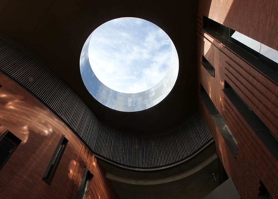 lav, vinkel billede, bygning, indre, Brun, sort, hul, loft lavvinkelfotografering, arkitektur, himmel, tag, kigger op, Sky, lys, udsigt, cirkel, åbning, rund, arizona, bygget struktur, lav vinkel visning, bygning udvendig, ingen mennesker, natur, sky - himmel, sollys, geometrisk form, rejsemål, by, form, moderne, udendørs, dag, mønster, tagvindue, skyskraber, loft, 4K