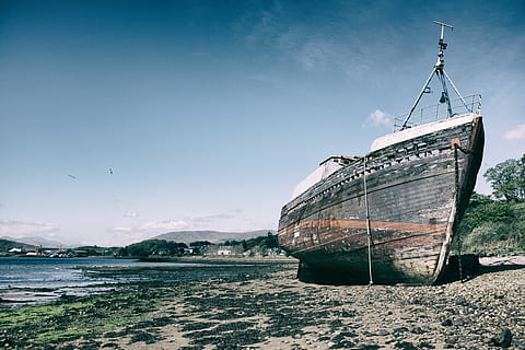 zwart, bruin, zeilschip, kust, schip, boot, strand, berg-, boom, zee, oceaan, rots, stenen, wolk, hemel, blauw, aan wal, nautisch schip, water, vervoer, wijze van transport, natuur, geen mensen, dag, schipbreuk, zeilboot, land-, wolk - lucht, vis industrie, reizen, buitenshuis, haven, vissersboot, 4K, CC0, publiek domein, royaltyvrij