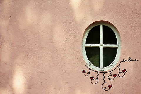 Foto, lukket, aflang, vindue, oval, dagtimerne, væg, kunst, lyserød, sollys, skygge, ramme, tomt mellemrum, kærlighed, gadekunst, Paris, montmartre, murbygningsfunktion, form, geometrisk form, ingen mennesker, bygget struktur, cirkel, arkitektur, bygning udvendig, dag, design, metal, tæt på, udendørs, mønster, luftkanal, tekstureret, gammel, udstødningsventilator, 4K, CC0, offentligt domæne, royaltyfrie