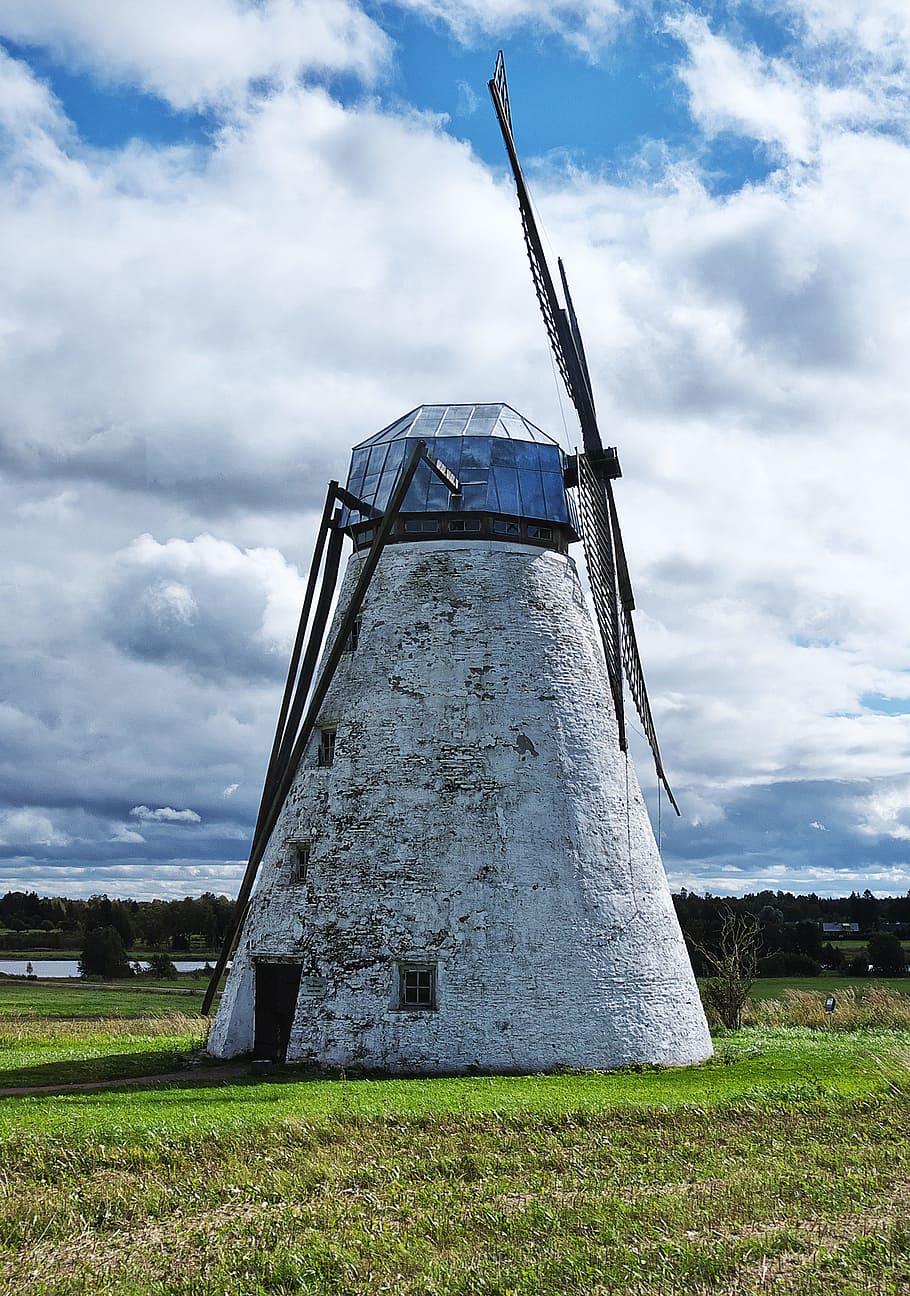 molí de vent, torre de molí de vent, màquina de poder, ala, estònia, estats bàltics, cel, núvol - cel, camp, herba, naturalesa, medi ambient, arquitectura, estructura construïda, terra, dia, energia eòlica, planta, cap gent, energia renovable, paisatge, energia alternativa, aerogenerador, generació de combustible i energia, turbina, molí de vent tradicional, a l'aire lliure, 2K