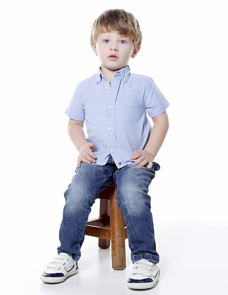 anak laki-laki, duduk, coklat, kayu, bangku, mencari, anak, imut, kecil, muda, potret, pelaut, pesona, keindahan, model, kekanak-kanakan, mode, pose, terlihat, pendidikan usia dini, sekolah, foto, menyenangkan, kegembiraan, tersenyum, putra, indah, cinta, keluarga, bayi, Persatuan, ayah, masa kecil, melihat, biru, jeans, celana, pakaian kasual, latar belakang putih, tembakan studio, penuh, satu orang, tampak depan, dalam ruangan, laki-laki, memotong, kedudukan, sepatu, tidak bersalah, anak pra-remaja, 4K