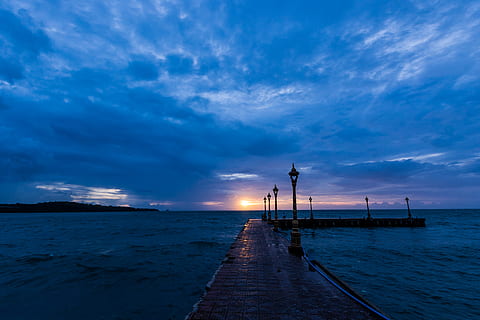 Brun, Seadog, gylden, time, træ-, dok, sort, lamper, hav, overskyet, dag, landskab, Foto, træ havet, havneport, daggry, mole, Sky, solnedgang, horisont, natur, himmel, strand, blå, vand, kystlinje, udendørs, anløbsbro, sommer, sky - himmel, skumring, retning, scenics - natur, skønhed i naturen, vejen frem, belyst, jord, arkitektur, vejledning, ingen mennesker, fyrtårn, horisont over vand, faldende perspektiv, 5K, CC0, offentligt domæne, royaltyfrie