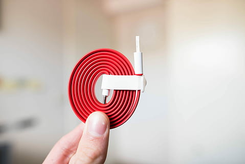 persona, participación, blanco, rojo, cable, cable USB, tecnología, cable de carga, usb c, oneplu, mano, de cerca, dispositivo, cable rojo, detalle, moderno, mínimo, minimalista, mano humana, parte del cuerpo humano, una persona, centrarse en primer plano, adentro, adulto, parte del cuerpo, dedo, dedo humano, controlar, adulto maduro, mujer, solo objeto, comida y bebida, tentación, 5K, CC0, dominio público, libre de derechos