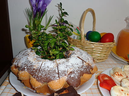 baba de pasqua, Pasqua, vacances, menjar, pa, pastes, ous, esmorzar, menjar i beguda, frescor, a l'interior, taula, llest per menjar, natura morta, cap gent, al forn, fruita, primer pla, placa, mida de la porció, indulgència, flor, planta, contenidor, alimentació saludable, vegetals, temptació, decorar, 4K, CC0, domini públic, lliure de regalies