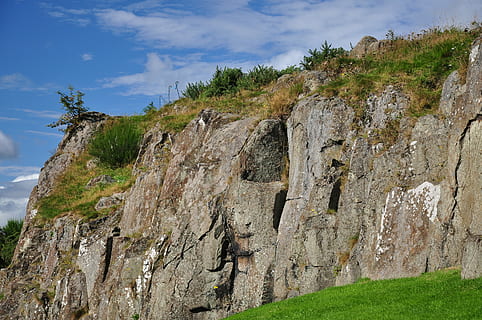 skály, Příroda, rostlina, Skála, strom, nebe, nikdo, krása v přírodě, rock - objekt, Skalní formace, přistát, pevný, klid, klidné scény, scenics - příroda, den, mimoměstské scény, tráva, mrak - nebe, růst, venku, formace, erodoval, 4K, CC0, veřejná doména, bez autorských práv