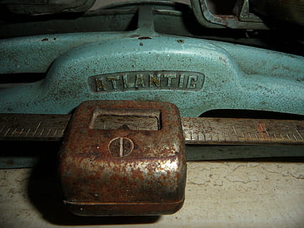 oud, roestig, oude schaal, horizontaal, auto, landvoertuig, vervoer, metaal, detailopname, tekst, geen mensen, wijze van transport, westers schrift, aantal, communicatie, verlaten, dag, binnenshuis, machinerie, verouderd, 4K, CC0, publiek domein, royaltyvrij
