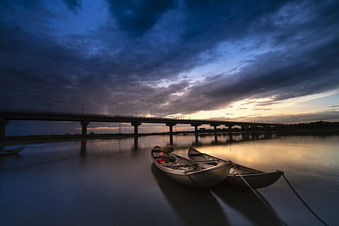 twee, grijs, kano's, brug, eenzaam, gevoel, Wacht, kalmte, ziel, achtergrond, leuk, groen, de boot, de wolk, kleur, volle kleur, het platteland, avond, blootstelling, visvangst, horizon, buitenshuis, landschap, licht, lang, mensen, natuur, oud, sinaasappels, vrede, vredig, ao, riet, reflecteren, kom tot rust, rust uit, Golf, de zee, hemel, klein, de lente, zomer, de zon, zonsopkomst, zonsondergang, tijd, reizen, vakantie, zien, water, hout, wolk - lucht, nautisch schip, reflectie, vervoer, scenics - natuur, schoonheid in de natuur, meer, geen mensen, wijze van transport, rustige scène, brug - door de mens gemaakte structuur, schemer, waterkant, 8K, CC0, publiek domein, royaltyvrij