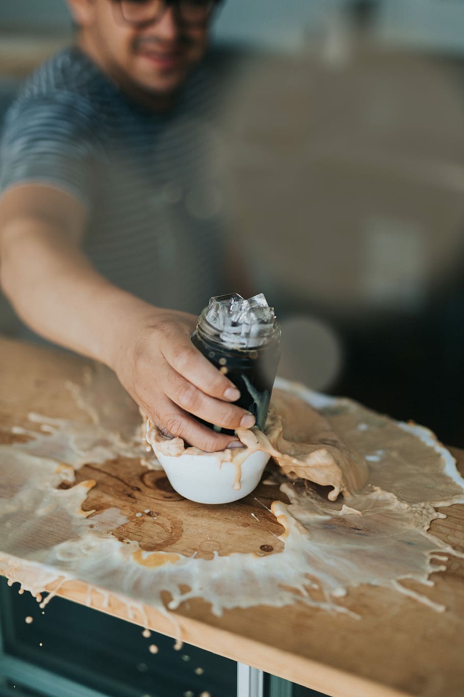 mand, bedrift, klar, glaskrukke, sætte, hvid, keramisk, skål, Brun, træ-, bord, person, fyldt op, is, krus, spildt, kaffe, inde, værelse, plaske, spilde, koldt bryg, latte, en person, rigtige mennesker, mad og drikke, forfra, mad, indendørs, smilende, midsection, herrer, livsstil, ung voksen, voksen, selektiv fokusering, forberedelse, lykke, friskhed, making, forbereder mad, 5K