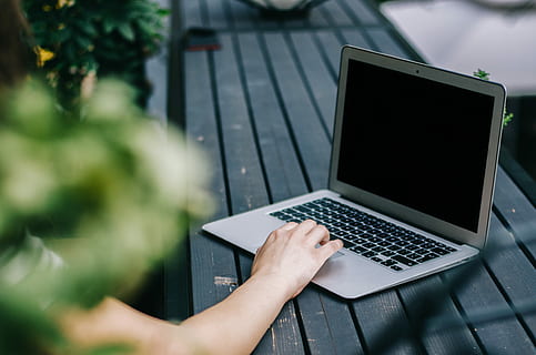 persona, detenzione, trasformato, il computer portatile, davanti, giorno, macbook, computer, tastiera, tavolo, di legno, tecnologia wireless, tecnologia, comunicazione, connessione, usando il portatile, una persona, parte del corpo umano, mano, mano umana, adulto, messa a fuoco selettiva, dispositivo di informazione portatile, Internet, portabilità, attrezzatura informatica, navigare in rete, 4K, CC0, dominio pubblico, privo di copyright