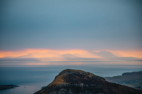 aérien, la photographie, chaîne de montagnes, oiseau, photo vue d'oeil, Montagne, ciel, nuage, le coucher du soleil, lever du soleil, Orange, bleu, subtil, nuageux, montagnes, Écosse, Skye, paysage, côte, colline, mer, eau, paysages - nature, beauté dans la nature, scène tranquille, tranquillité, terre, horizon au-dessus de l'eau, plage, nuage - ciel, horizon, la nature, Roche, idyllique, rock - objet, solide, personne, 2K, CC0, domaine public, libre de droits