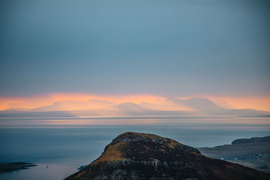 aèria, fotografia, Serra, ocell, foto de vista d'ulls, muntanya, cel, núvol, posta de sol, sortida del sol, taronja, blau, subtil, ennuvolat, muntanya alta, Escòcia, skye, paisatge, Costa, turó, mar, aigua, escenics - natura, bellesa a la natura, escena tranquil·la, tranquil·litat, terra, horitzó sobre l’aigua, platja, núvol - cel, horitzó, naturalesa, rock, idíl·lic, rock - object, sòlid, cap gent, 2K