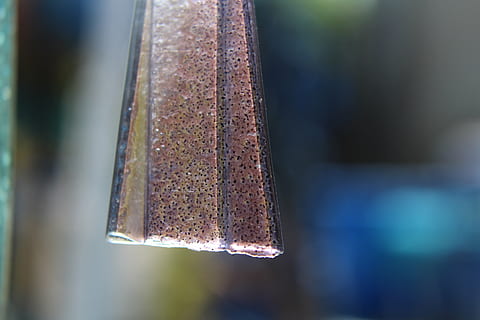 macro, vidro, reflexão, perto, decoração, focar em primeiro plano, fechar-se, ninguém, metal, oxidado, dia, suspensão, foco seletivo, velho, ao ar livre, natureza, luz solar, equipamento de iluminação, forma, congeladas, vidro - material, temperatura fria, gelo, texturizado, árvore, prateado colorido, aço, 5K, CC0, domínio público, royalty free