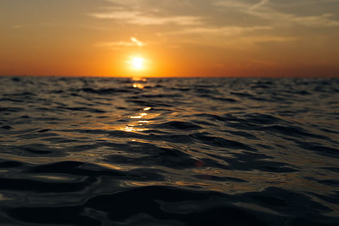 hav, daggry, natur, himmel, skyer, aften, ocean, udendørs, refleksioner, marinemaleri, silhuet, sol, solnedgang, vand, bølger, skønhed i naturen, horisont, horisont over vand, scenics - natur, ro, rolig scene, piblede, ingen mennesker, bevægelse, idyllisk, bølge, orange farve, sollys, 5K, CC0, offentligt domæne, royaltyfrie