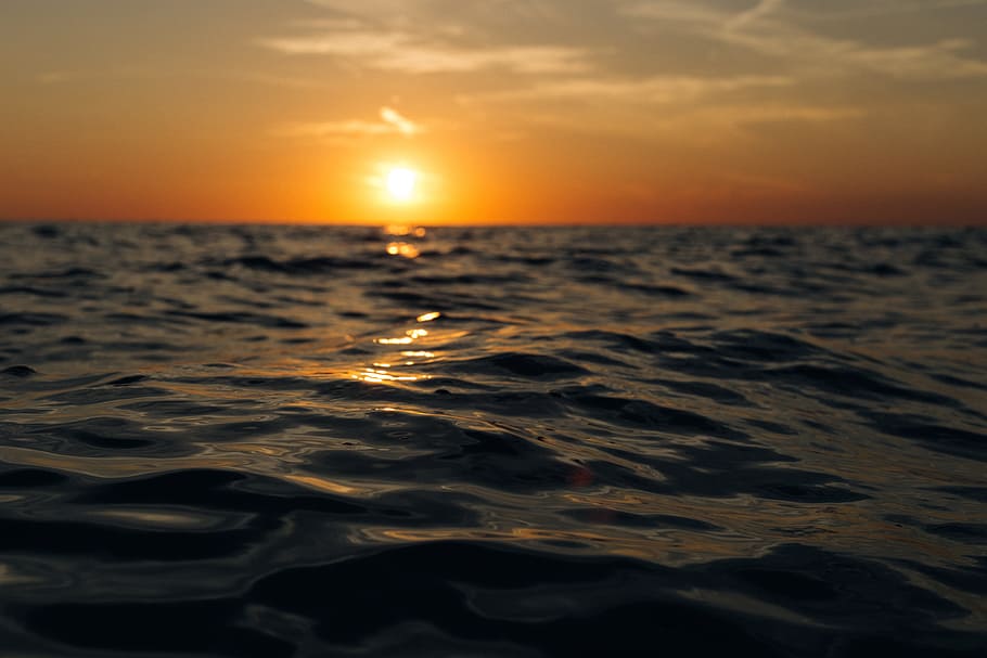 hav, daggry, natur, himmel, skyer, aften, ocean, udendørs, refleksioner, marinemaleri, silhuet, sol, solnedgang, vand, bølger, skønhed i naturen, horisont, horisont over vand, scenics - natur, ro, rolig scene, piblede, ingen mennesker, bevægelse, idyllisk, bølge, orange farve, sollys, 5K
