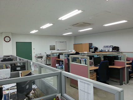 ufficio, pratica, in casa, illuminato, persone, attrezzatura per l'illuminazione, attività commerciale, architettura, mensola, tecnologia, grande gruppo di oggetti, tavolo, soffitto, assistenza sanitaria e medicina, persone reali, uomini, adulto, assenza, di fila, formazione scolastica, posto a sedere, 2K, CC0, dominio pubblico, privo di copyright